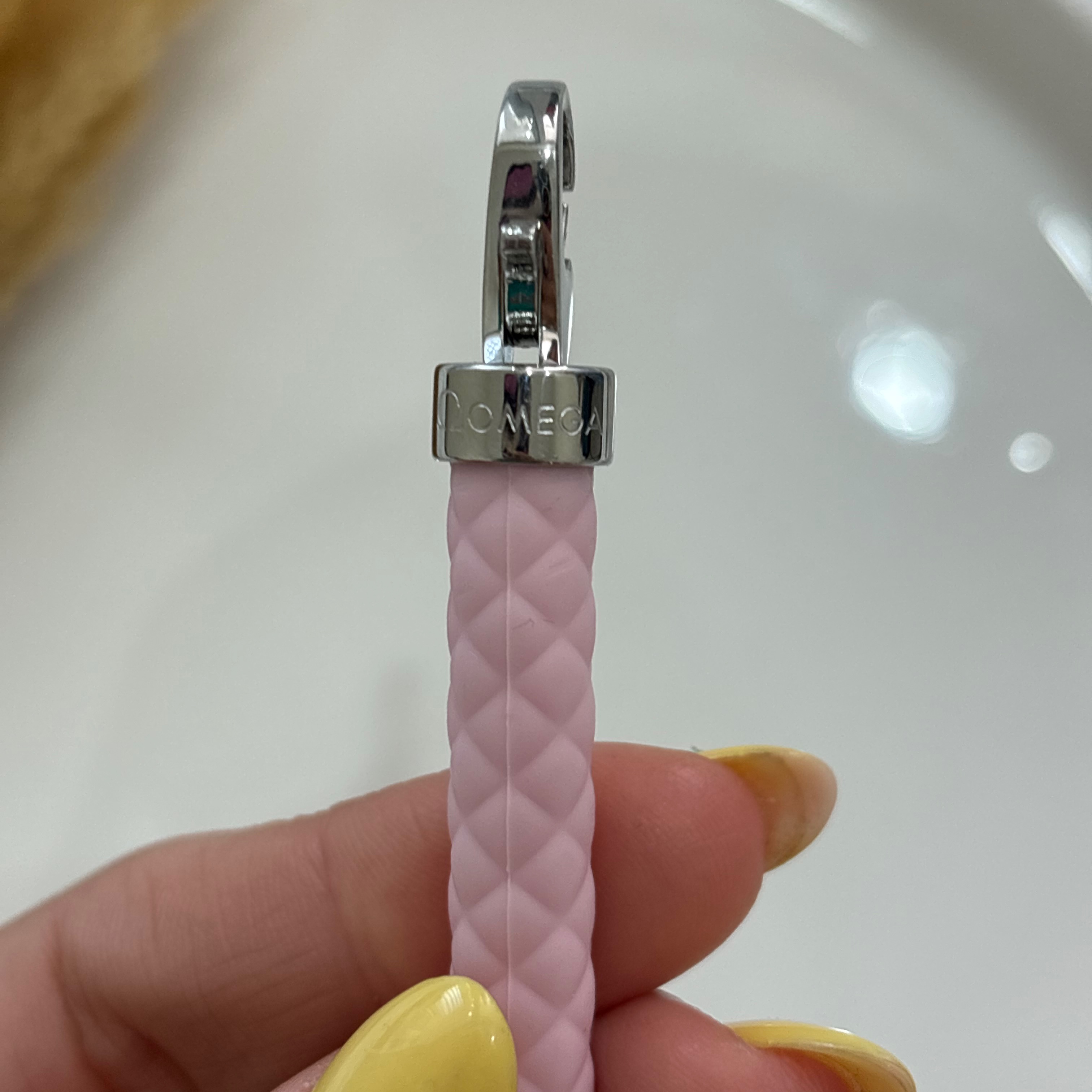 دستبند دخترانه امگا رنگ صورتی