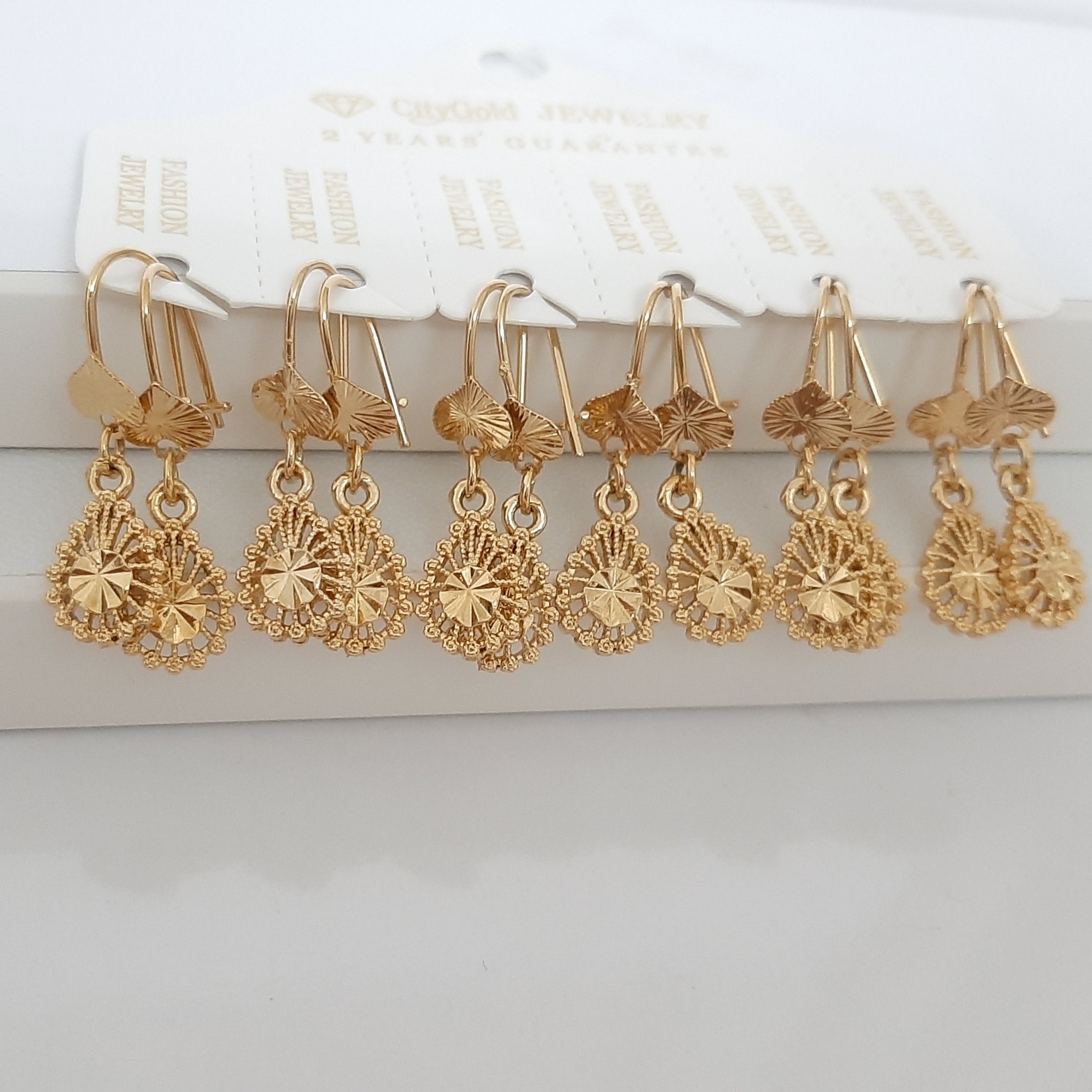 گوشواره طلاروس کاملا رنگ ثابت با طلا مونمیزنه و مناسب استفاده مدام ورق بزنید لطفا
