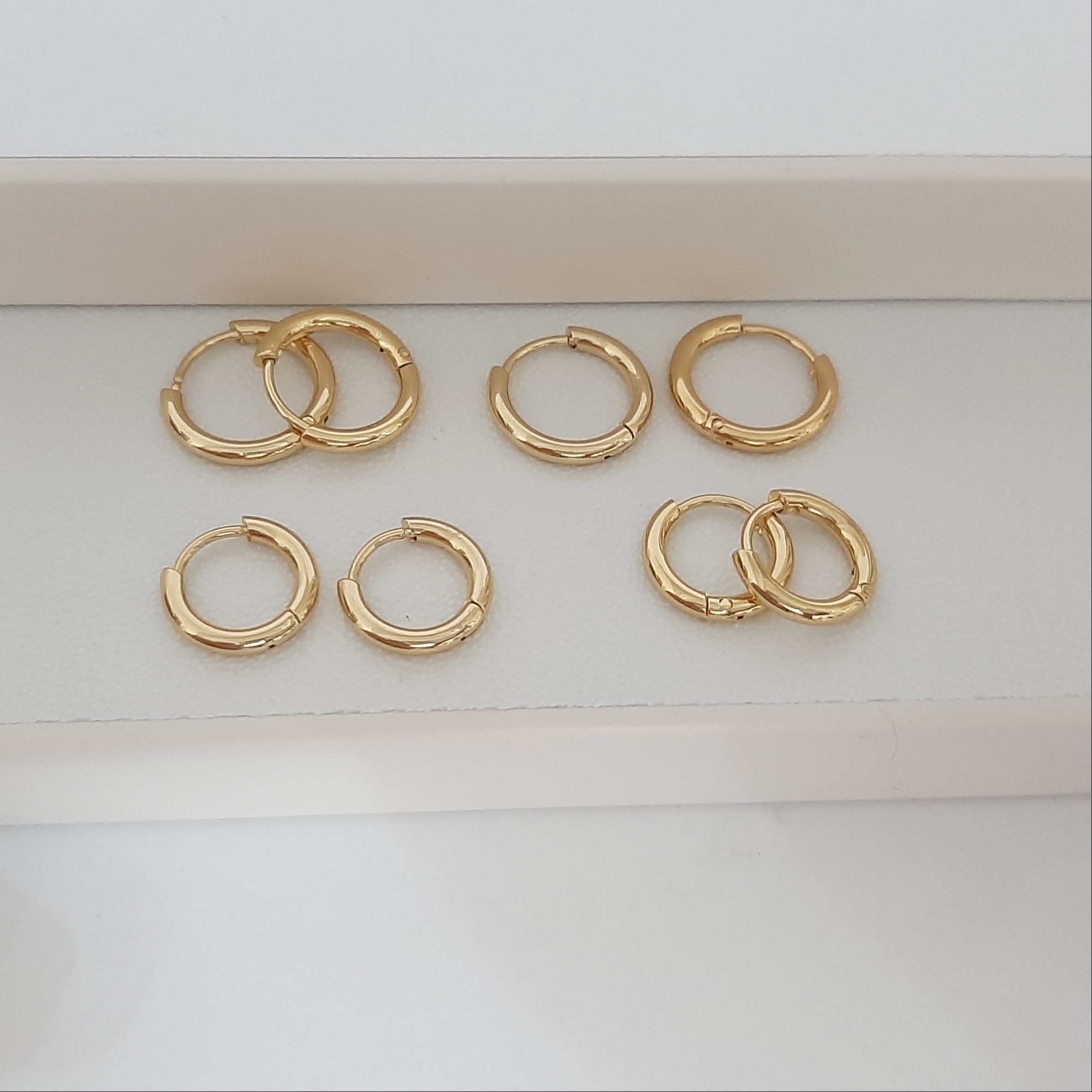 گوشواره استیل رنگ ثابت قطر 11 و 13 میل با آبکاری طلا و مناسب استفاده مدام ورق بزنید لطفا
