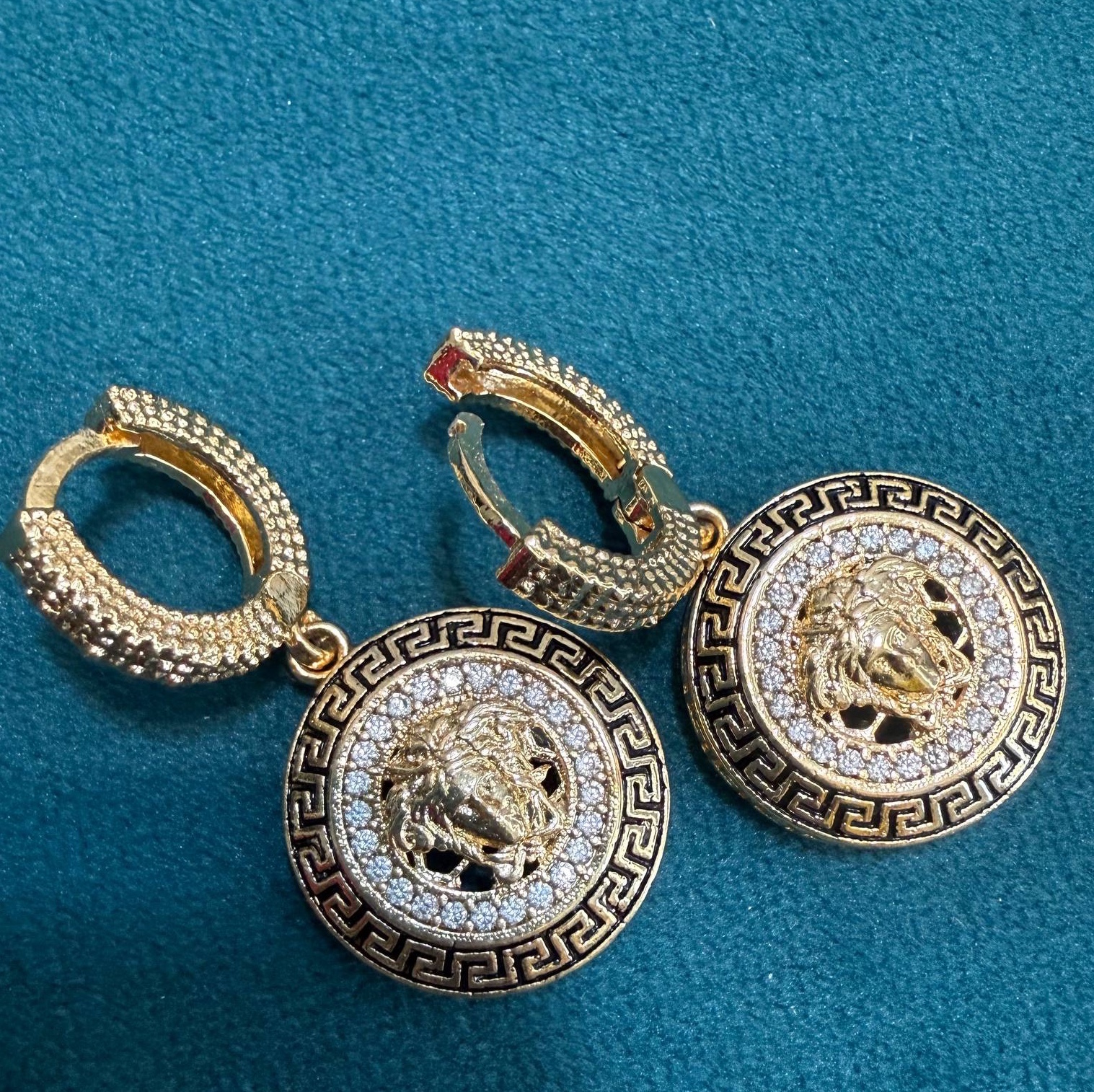 گوشواره ورساچه کپی طلا و رنگ ثابت